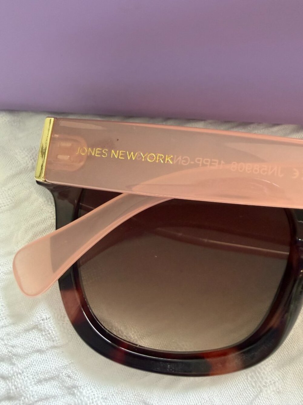 Jones New York Tortoiseshell Sunglass, Blush Pink arms, Excellent like new - Picture 5 of 7